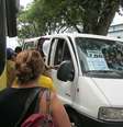 <p>Vans clandestinas começaram a circular para transportar os passageiros</p>  Foto: Clodoaldo Corrêa / Especial