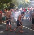 <p>&Iacute;ndios dan&ccedil;am e cantam em protesto na pra&ccedil;a da Matriz, em Porto Alegre, pedindo demarca&ccedil;&atilde;o de terras</p>  Foto: Daniel Favero / Terra