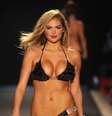 <p>Kate Upton em desfile para a Beach Bunny em 2011</p>  Foto: Getty Images 