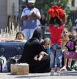 Refugiados sírios chegam a posto de controle fronteiriço de Cilvegozu, na Turquia, fugindo da guerra civil do país  Foto: AP