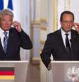 O presidente alemão, Joachim Gauckand, e o líder francês, François Hollande, durante entrevista coletiva em Paris  Foto: AP
