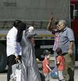 Refugiados sírios passam pela fronteira e entram em território turco para fugir da guerra  Foto: AP