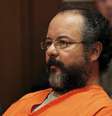 <p>O ex-motorista de ônibus Ariel Castro ouve a sentença recebida durante seu julgamento por sequestro, estupro e assassinato em tribunal de Cleveland, em Ohio, EUA</p>  Foto: Aaron Josefczyk / Reuters