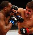 <p>Spencer (esq.) conseguiu sua primeira vitória no UFC</p>  Foto: Getty Images 