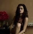 <p>Na revista <em>Playboy</em>, a atriz aparece com uma mulher cubana e, para ela, a depilação tinha a ver com o contexto</p>  Foto: Playbou / Divulgação