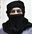 Caetano Veloso posa com o rosto coberto com uma camiseta, da mesma forma usada pelo grupo Black Bloc  Foto: Facebook / Reprodução
