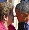 Presidentes Dilma Rousseff e Barack Obama se cumprimentam durante foto oficial da cúpula do G20 na Rússia  Foto: Grigory Dukor / Reuters