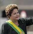 A presidente Dilma Rousseff acena ao chegar em carro aberto para o desfile de 7 de setembro  Foto: Reuters