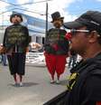 Grupo de aprovados no concurso para agentes penitenciários da Paraíba que não foram nomeados protestam. Cerca de 40 pessoas vestiram camisas pretas, narizes de palhaço, apitos e faixas para reivindicar a nomeação por parte do governo do Estado  Foto: Felipe Silveira / Especial para Terra