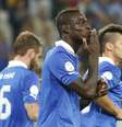 Balotelli perdeu gols no 1º tempo, mas depois conseguiu decidir o jogo em cobrança de pênalti   Foto: Reuters