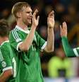 Mertesacker e Özil comemoram gol germânico  Foto: AFP