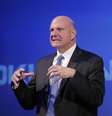 Presidente-executivo da Microsoft, Steve Ballmer, fala durante coletiva de imprensa na sede da Nokia, em Espoo, na Finlândia. Pelo menos três dos 20 maiores investidores na Microsoft querem que um especialista em recuperações suceda Steve Ballmer como presidente-executivo, e pediram ao conselho da gigante de tecnologia que considere o presidente-executivo da Ford, Alan Mulally, ou o presidente-executivo da Computer Sciences, Mike Lawrie, para o cargo, disseram diversas fontes familiares com o assunto. 3/09/2013.  Foto: Markku Ulander / Reuters