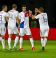 Van Persie marcou duas vezes e garantiu classificação antecipada   Foto: AP