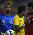 <p>Neymar discute com Pepe; brasileiro mais uma vez foi caçado em campo</p>  Foto: Mowa Press / Divulgação