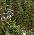 <p>Com 230 metros, a passarela Cliffwalk fica no Canadá</p>  Foto: Capilano Suspension Bridge Park