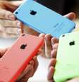 <p>Pessoas checam as versões do novo iPhone 5C após evento da Apple em Cupertino, Califórnia</p>  Foto: Stephen Lam / Reuters