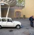 Conhecido por seu estilo humilde, o papa disse que costumava dirigir um carro do mesmo modelo quando morava na Argentina, sua terra natal  Foto: AFP