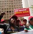 Ativistas pedem a legalização da maconha em um protesto em Nova York  Foto: AFP