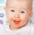 Ao contrário do que se pensa, não é preciso esperar os primeiros dentes nascerem para introduzir papinha com pedaços. Isso porque os alimentos massageiam a gengiva e podem ser partidos por ela  Foto: Shutterstock