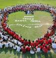 Participaram da iniciativa todos os alunos do Ensino Médio da escola, usando branco, e da 8ª série do Ensino Fundamental, vestindo vermelho  Foto: Divulgação