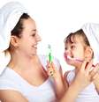 1  Qual o horário mais importante para realizar a higiene oral do seu filho? a)À noite antes de dormir, pois durante o sono, o efeito protetor da saliva fica prejudicado pela interrupção ou diminuição da salivação;  b)À noite antes de dormir, pois nesse momento a chamada placa bacteriana ou biofilme oral, que provoca as cáries e doenças gengivais, atua mais livremente;  c)À noite antes de dormir, pois nesse momento as cáries e doenças gengivais se desenvolvem mais facilmente;  d)Todas as alternativas estão corretas.  Foto: Shutterstock