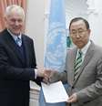 Ake Sellstrom (esq.), chefe de inspetores da ONU, entrega relatório ao secretário-geral Ban Ki-moon  Foto: Reuters