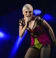 <p>Carismática, cantora britânica causou ótima impressão com show dinâmico e banda competente</p>  Foto: Daniel Ramalho / Terra