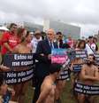 <p>O senador Eduardo Suplicy (PT-SP) participa de protesto de manifestantes seminus em Brasília</p>  Foto: Facebook / Reprodução