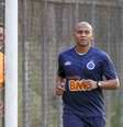 Walter ainda pelo Cruzeiro: Celso Roth aproximou atacante do peso ideal  Foto: Washington Alves / Vipcomm