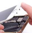 Site iFixit mostra como desmontar o novo iPhone 5S. Sensor de digitais e bateria colada tornam mais difícil de consertar o aparelho que a geração anterior  Foto: iFixit.com / Reprodução