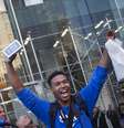 Americano Brian Ceballo esperou duas semanas na fila e foi o primeiro a sair da loja da Apple na 5ª Avenida, em Nova York, como o novo iPhone 5S  Foto: Reuters