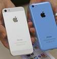 <p>iPhone 5S, à esquerda, e iPhone 5C</p>  Foto: Reuters