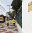Ativistas seguram cartazes em frente ao consulado da Rússia, em São Paulo  Foto: Paulo Pereira/Greenpeace / Divulgação