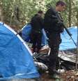 PM encontra um dos acampamentos utilizados por traficantes de drogas no morro da Covanca, no Rio  Foto: PM RJ / Divulgação