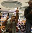 <p>Oficiais de seguran&ccedil;a observam &aacute;rea dentro do shopping center Westgate, em Nairobi</p>  Foto: Siegfried Modola / Reuters