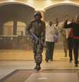 Reféns deixam shopping center após fim do ataque dos terroristas na capital do Quênia  Foto: AP