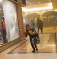 <p>Refém deixa shopping de Nairóbi</p>  Foto: AP