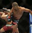 <p>Chute giratório de Renan Barão no segund round definiu a luta</p>  Foto: Getty Images 