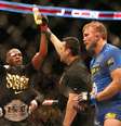<p>Com o rosto bastante machucado, Jones comemora vitória sofrida sobre Gustafsson</p>  Foto: Getty Images 