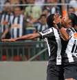<p>Jô exaltou liderança de Ronaldinho</p>  Foto: Ramon Bitencourt / Agência Lance