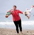 A americana Elizabeth Cramer lançou sem querer seu bebê de seis meses ao alto em praia na Califórnia  Foto: Daily Mail / Reprodução
