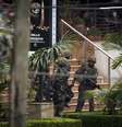 <p>Soldados retiram colega ferido do shopping atacado pelos radicais islâmicos somalis da Al-Shabab</p>  Foto: AP