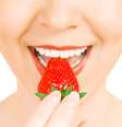 Morango - Morangos in natura são um prato cheio para quem quer manter os dentes brancos. A fruta contém ácido málico, um adstringente natural que ajuda a retirar manchas. Além da vitamina C, que ajuda a combater o acúmulo de placa.  Foto: Shutterstock