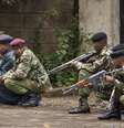 Policiais armados preparam operação do lado de for a do shopping Westgate, em Nairóbi  Foto: AP