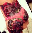 A famosa tatuou flores nas costas e nádegas  Foto: Instagram / Reprodução