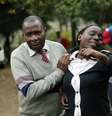 <p>Parentes de Johny Mutinda Musando, 48 anos, choram após identificar o corpo do familiar, morto em Nairóbi</p>  Foto: AP