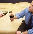 <p>Viagens a trabalho ou com amigos podem facilitar traição, segundo entrevistadas</p>  Foto: Getty Images 