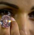 O recorde para uma venda de diamante foi estabelecido em 2010 em Genebra com o "Graff Pink" de 24,78 quilates  Foto: AFP