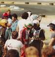 <p>Terry Fullerton (macacão vermelho) conversa com Ayrton Senna (macacão preto) no Circuito de Jesolo, Itália, em 1979; Senna ainda corria com o capacete antigo, cinza com detalhes em verde e amarelo</p>  Foto: Divulgação