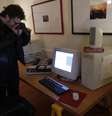 <p>Computador é colocado no local onde funcionou o primeiro escritório do cofundador da companhia Larry Page</p>  Foto: Reuters